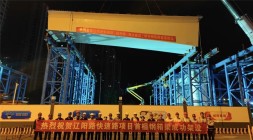 最新！辽阳路快速路（福州路-海尔路段）工程完成全线首跨钢箱梁架设！