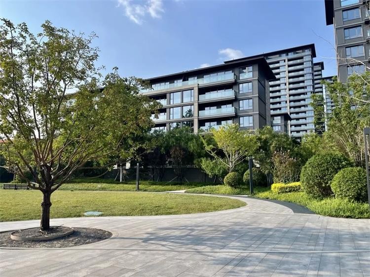 崇德园位于主城核心位置,汲取千年历史与人文气息,比邻