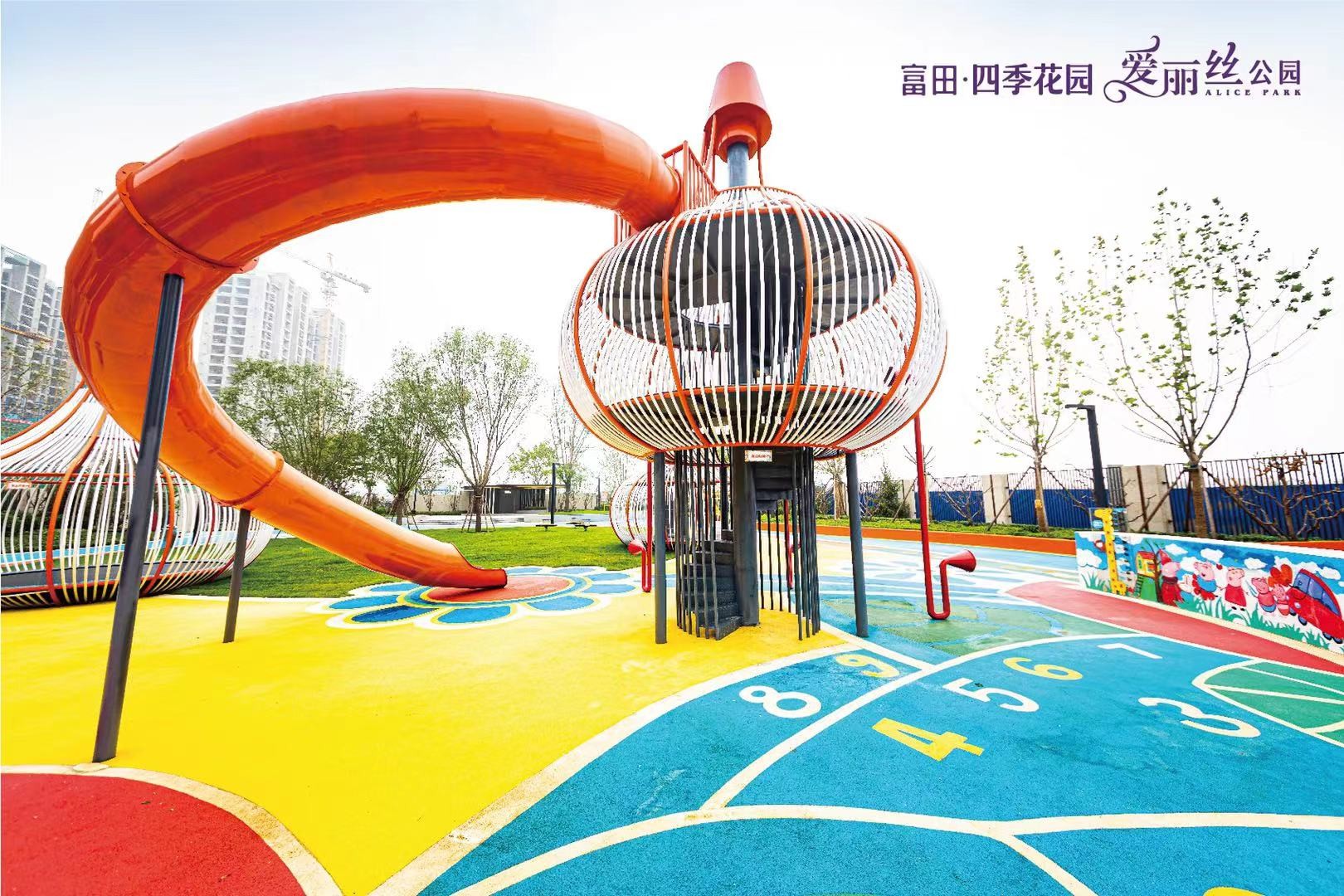 霸州四季花园打造5000平米爱丽丝公园为业主免费开放
