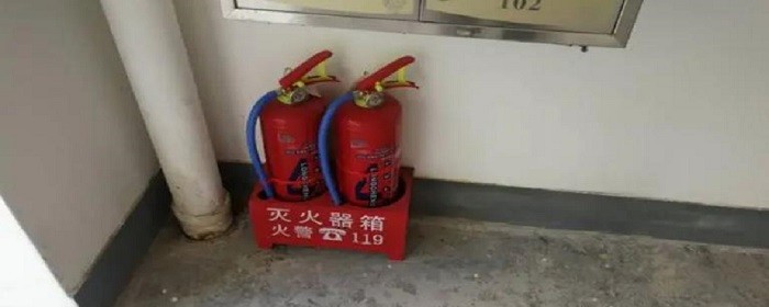 一场大火敲响老旧小区消防安全警钟 居民家中半夜发生火灾 找不到消防水灭火设施