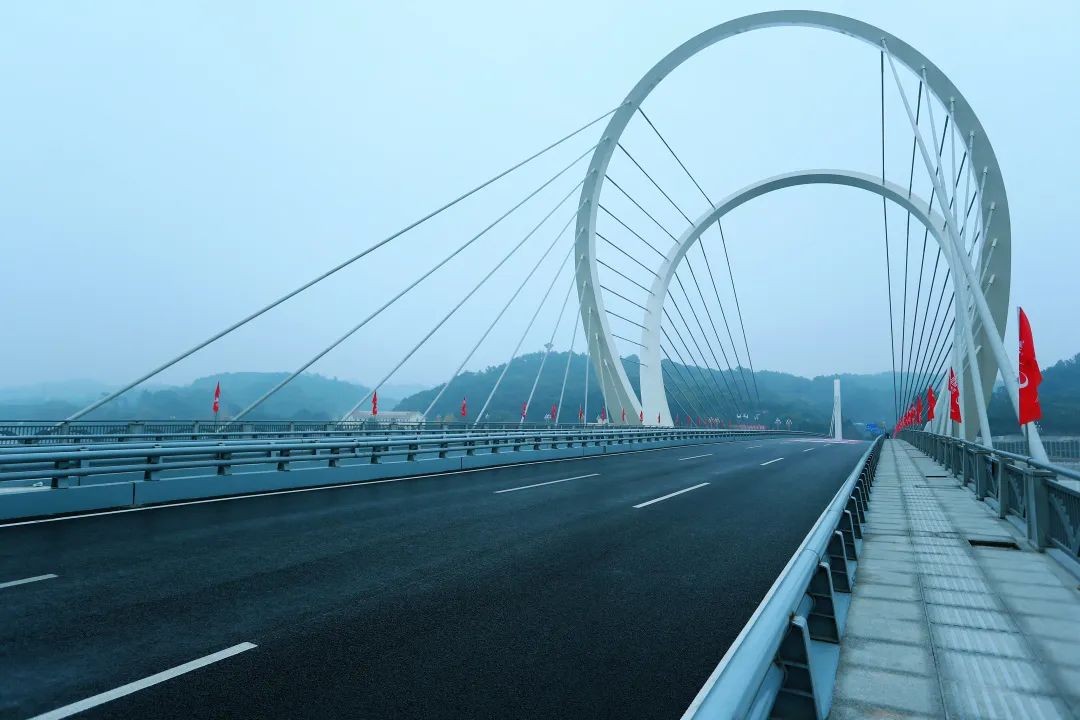 彭山区岷江大桥顺利建成通车!