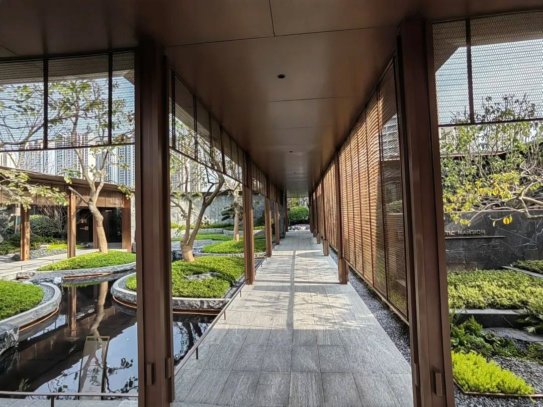 天樾玺二期做到了全风雨连廊入户,全域铝板风雨连廊的投入需数几千万