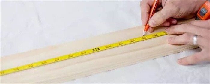 测量木板长度.jpg