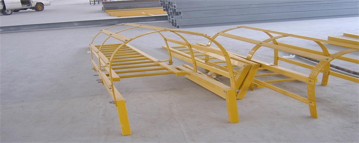 7,未能固定到梯梁上的平台以上或进,出口以上的护笼部件应固定到护栏