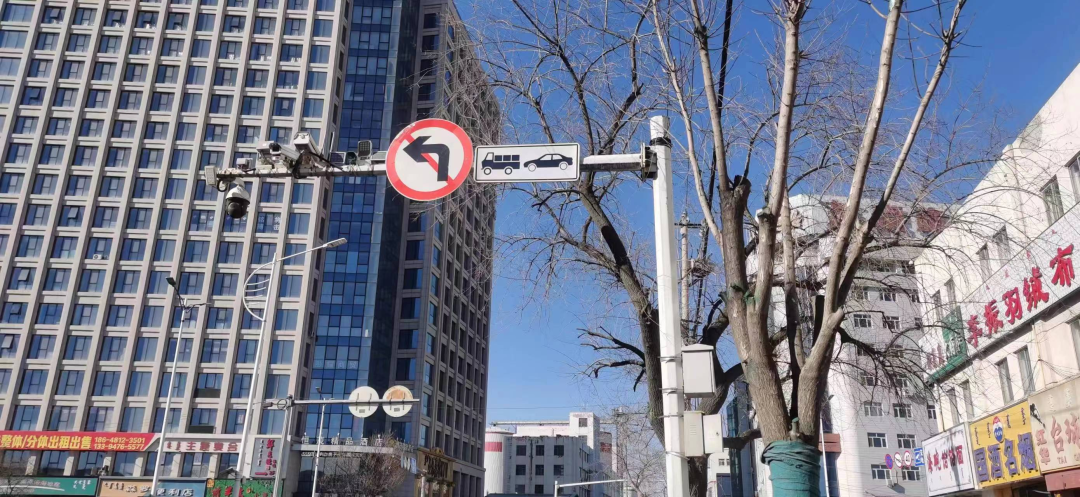 赤峰城区这个路口禁止左转，请大家互相转告！