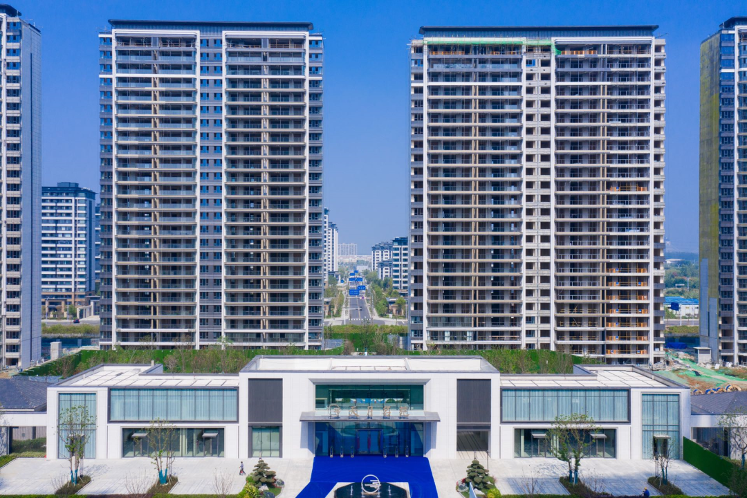 扬州华建天月府目前8栋住宅在售,成交价1.4-1.8万/㎡.