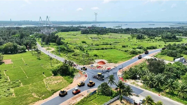 海南环岛旅游公路项目文昌东郊椰林段沥青完成摊铺