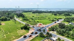 海南环岛旅游公路项目文昌东郊椰林段沥青完成摊铺