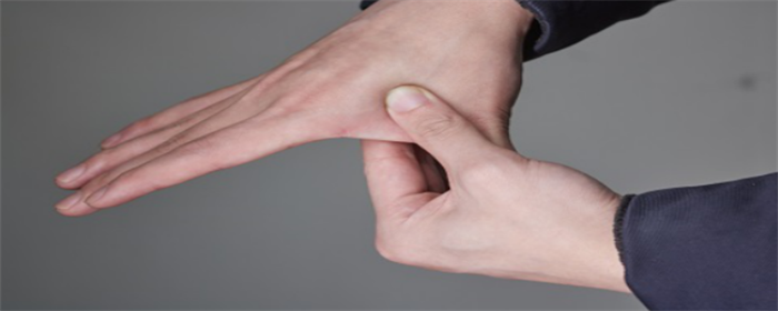 食指与拇指之间形成一个直角.png