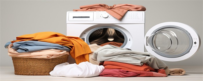 摄图网_600420993_洗衣机旁的衣服（企业商用）.jpg
