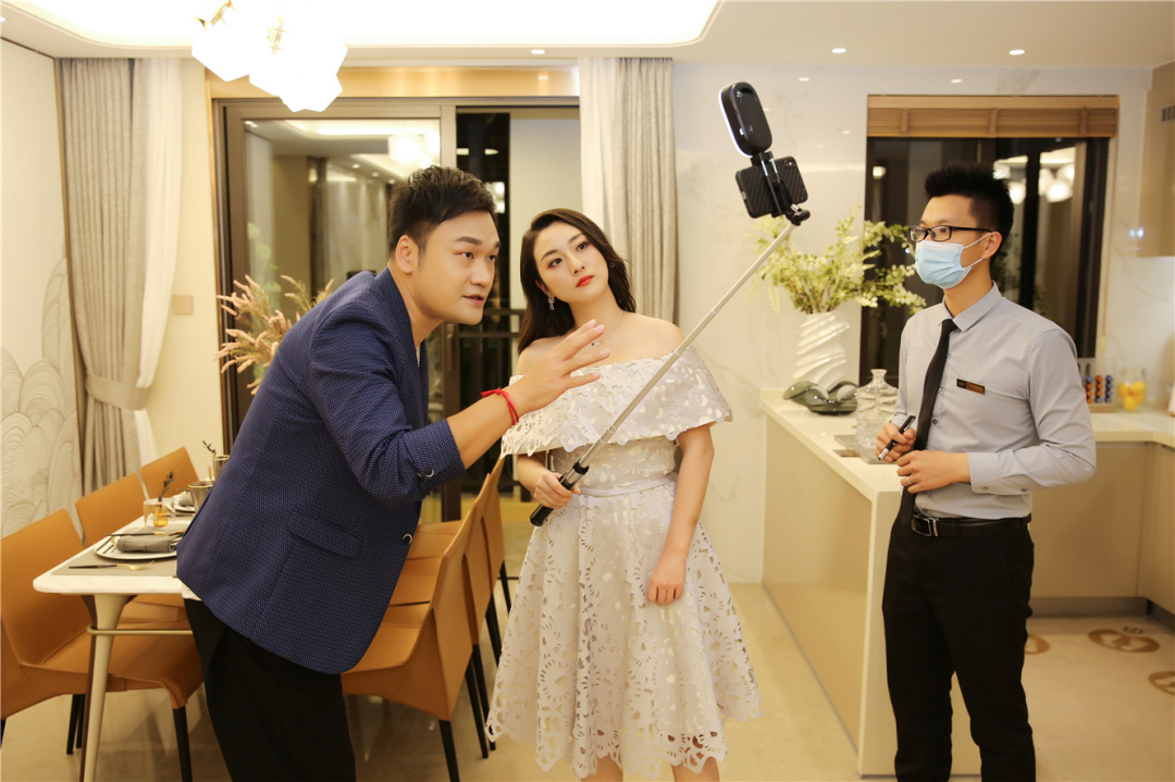 房一脉相连利用合理的动线设计让温情的家庭生活在这里无阻传递▲样板