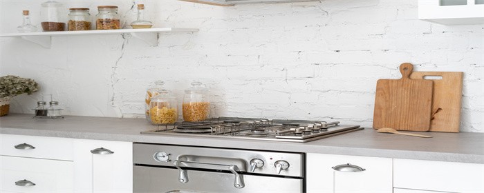 摄图网_506568041_明亮现代风格的厨房内部概念白色家具新燃气灶烤箱木制橱柜和抽屉台面复印空间和墙（企业商用）.jpg