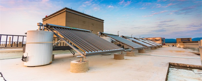 摄图网_501288117_房顶上的太阳能装置(企业商用).jpg