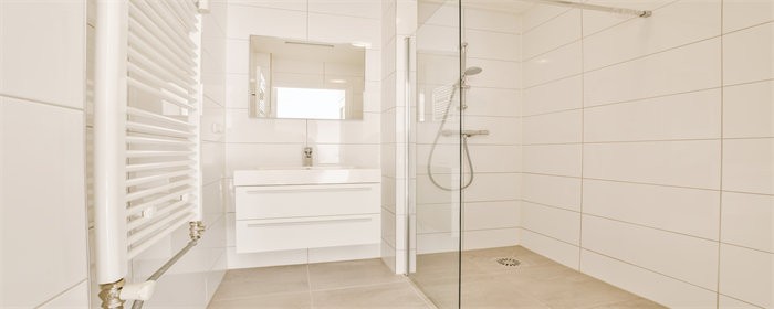 摄图网_327690791_一个带淋浴和水槽的白色浴室家具龙头装饰浴缸木头设备财产地面风格奢华(企业商用).jpg