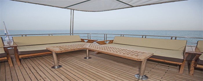 摄图网_329513511_豪华汽车游艇甲板上的桌椅软垫巡航柚木奢华海洋家具木头地平线娱乐假期(企业商用).jpg