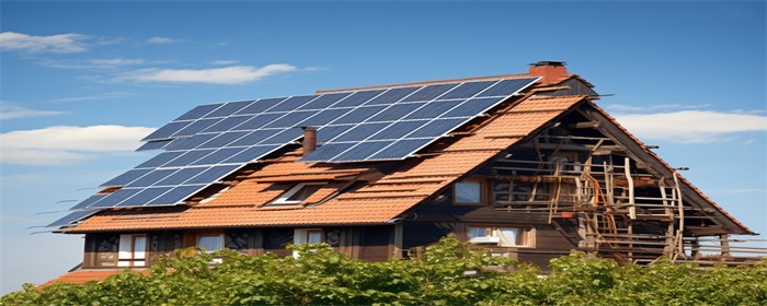 摄图网_600657445_修建房屋屋顶的发电板（企业商用）.jpg