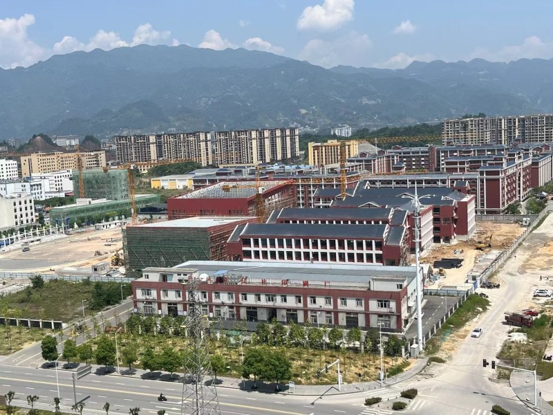 现在的恩施市二中位于恩施老城,背靠六角亭鳌脊山,前临恩施母亲河