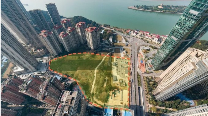 西临新城路,北临保利国际广场,南临金域·南外滩