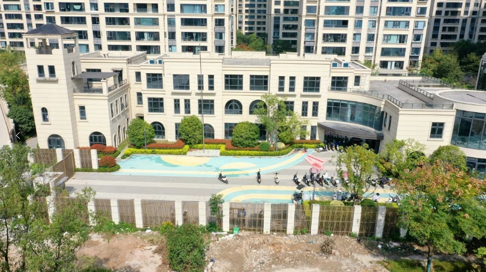 建筑占地面积约980㎡,绿地面积965㎡,绿地率30%,建筑密度30