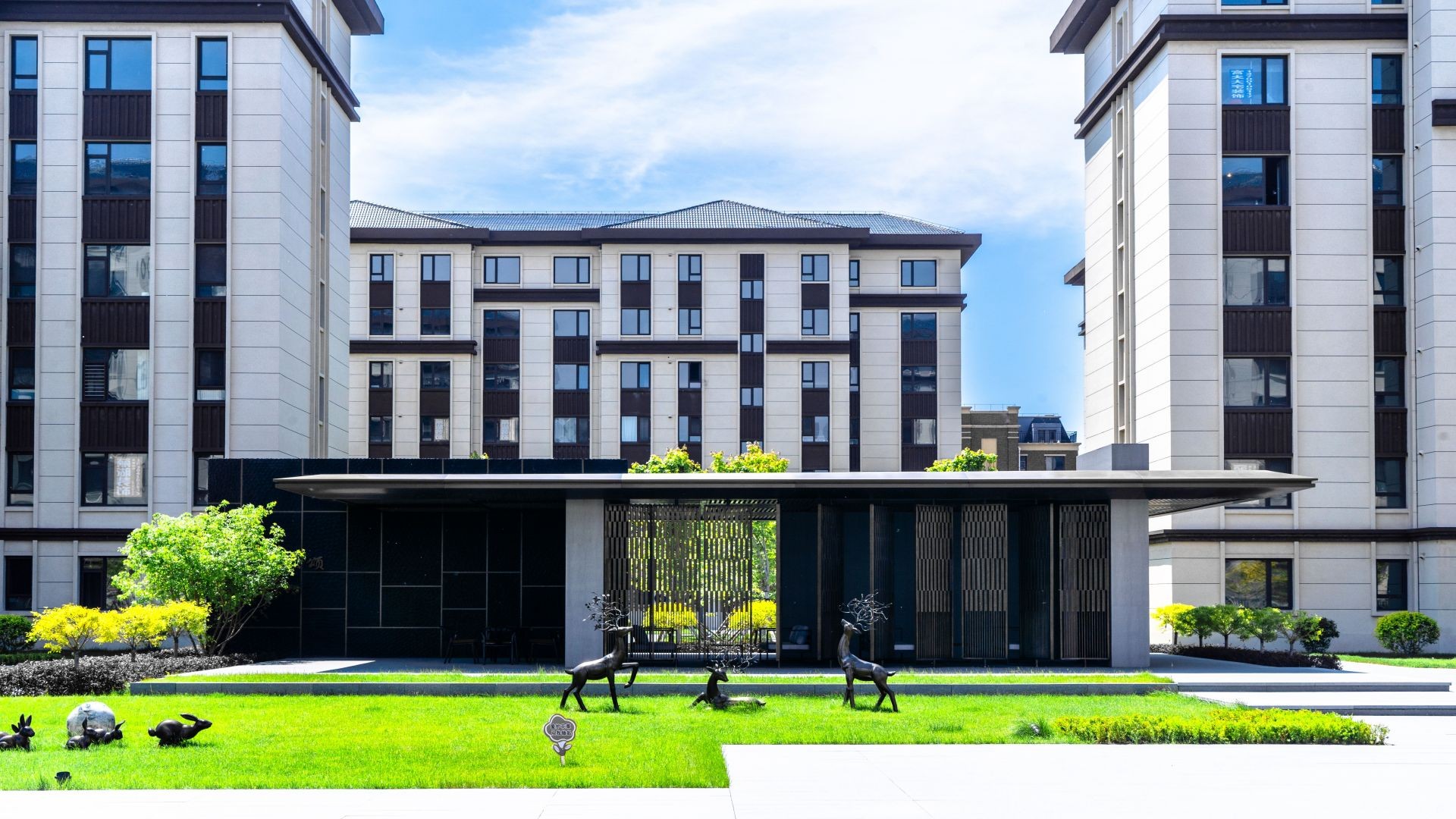 楼盘简介:丽湖云颂小区位于:开原市滨水新城丽湖假日酒店南侧.