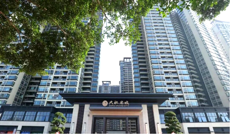 黄埔科学城新房大壮名城名门，3地铁+12年华师附+万达商圈，现楼即买即住！