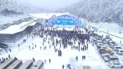 冬雪扮靓广元曾家山 多地游客来玩雪