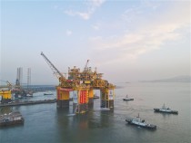 我国海洋石油工业再添深水重器，全球首座十万吨级深水半潜式生产储油平台交付