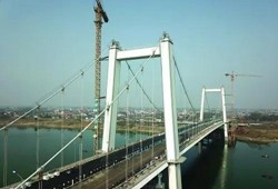 益阳青龙洲大桥又有新进展，完成全桥沥青摊铺！