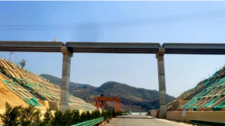 【昌保高速】云南省首座装配式钢-UHPC轻型组合梁车行天桥完成吊装