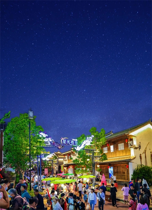“高原明珠”上的璀璨星光，绽放在抚仙湖广龙小镇夜里