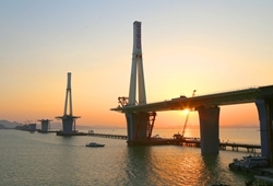 金海大桥主桥建设最新进度，预计8月份主体合龙