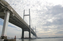 连接横琴新区和金湾国际机场的金海大桥磨刀门段正全力朝8月底合龙目标冲刺
