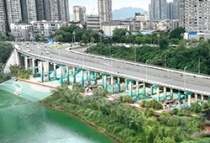 清泉坝清嘉路桥下正在打造“嘉陵绿浪”，兼顾公共停车和运动功能