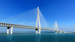 常泰长江大桥常州侧的录安洲专用航道桥顺利合龙