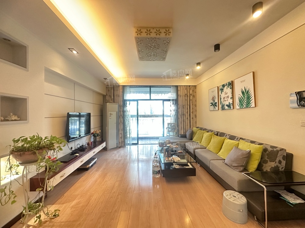 恒生国际    步梯二楼    精装三房    拎包入住