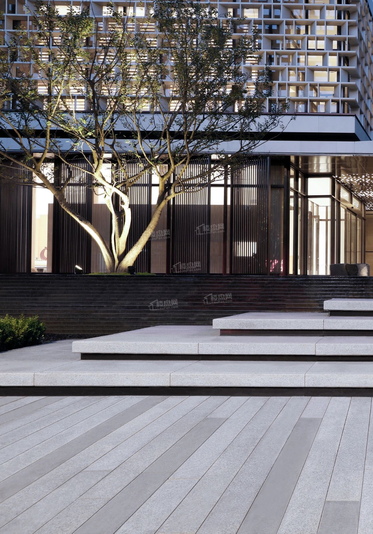 沂南君悦燕园偏不偏？物业价格高不高？有购物中心吗？