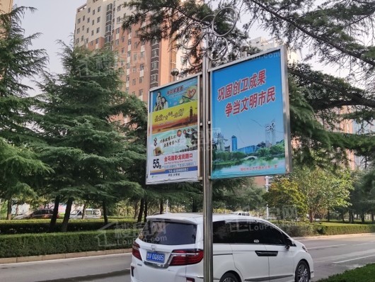 中阳东明学府项目西50米公交站牌