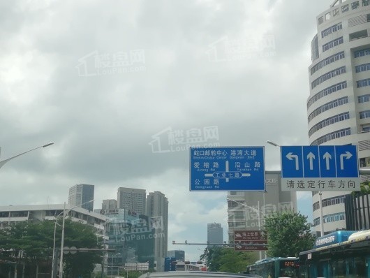 晗山悦海城项目门口南海大道往南方向