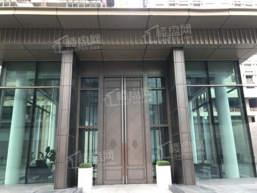 富力·国金中心售楼处大门