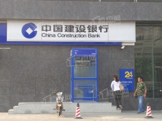 海联江樾府南约500米银行