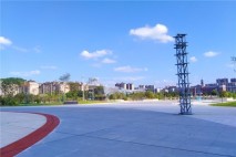 天易江湾广场南侧及邻近的县一中体育馆实景