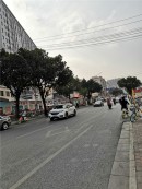 天健城天境家门口的新阳路道路实景。(摄于2021年2月)