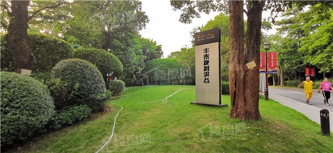 3/ 10查看评分现房售完住宅特色别墅别名:尚峰桃园住宅小区参考均价