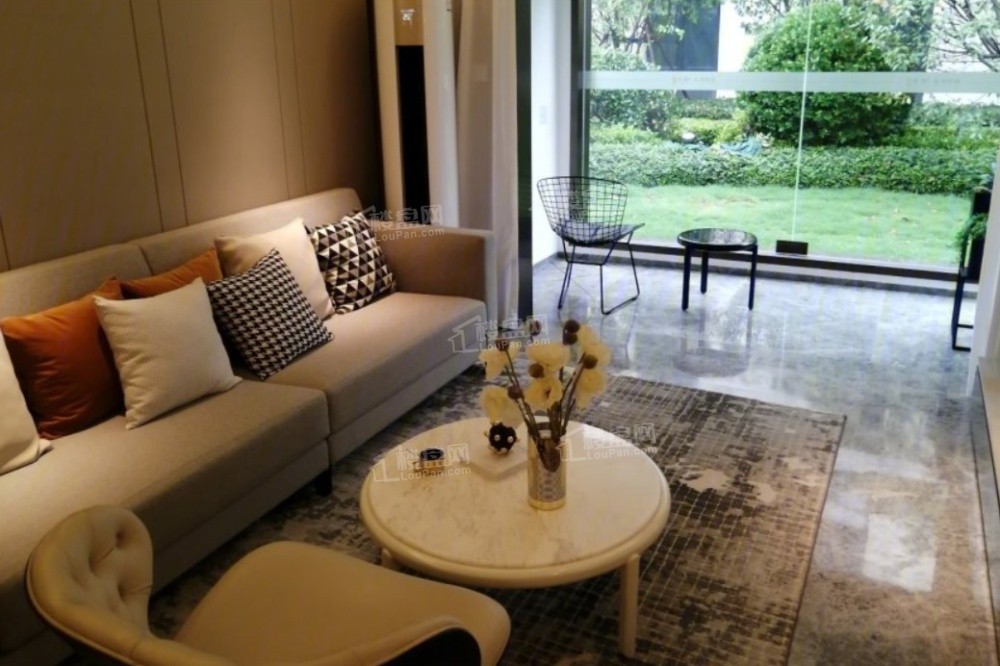 热门房源绿都·九州雅叙物业费标准是多少？几十年的产权？