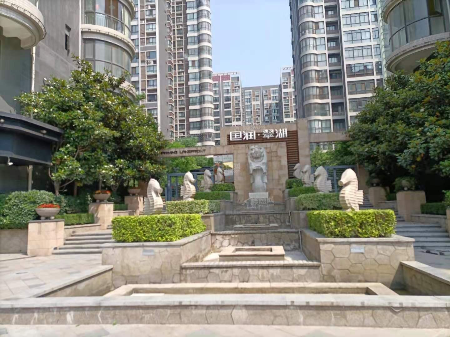 小区南门