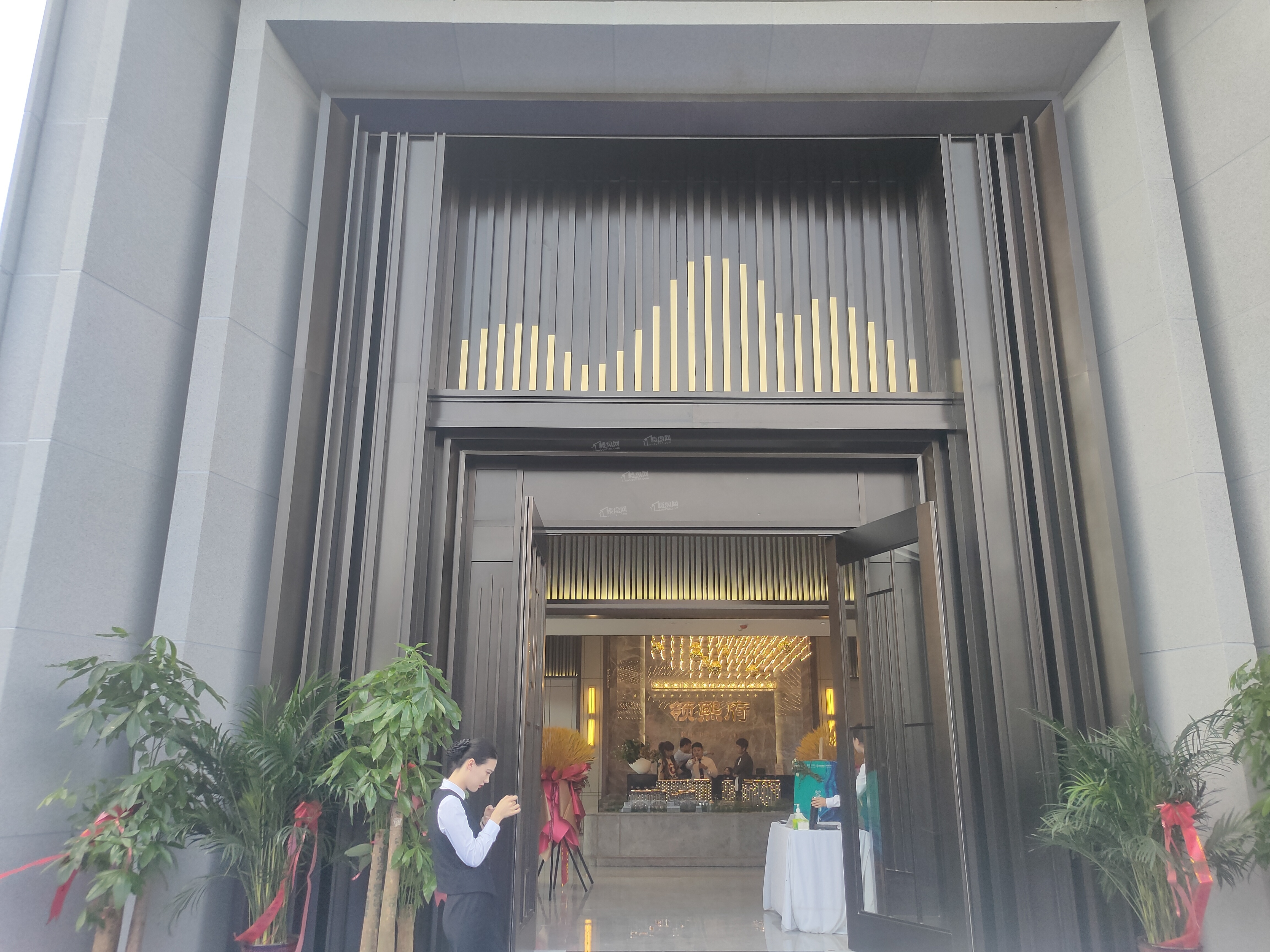 领熙府售楼处大门口