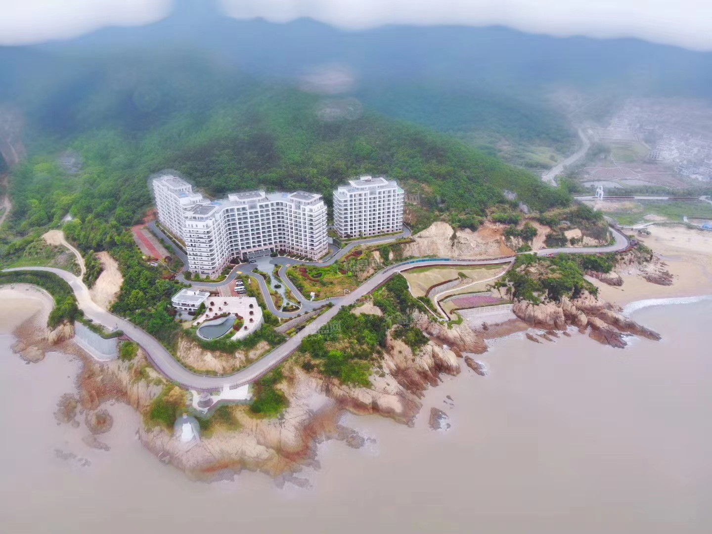 东海岸.即见海住宅房户型怎么样？楼间距窄吗？