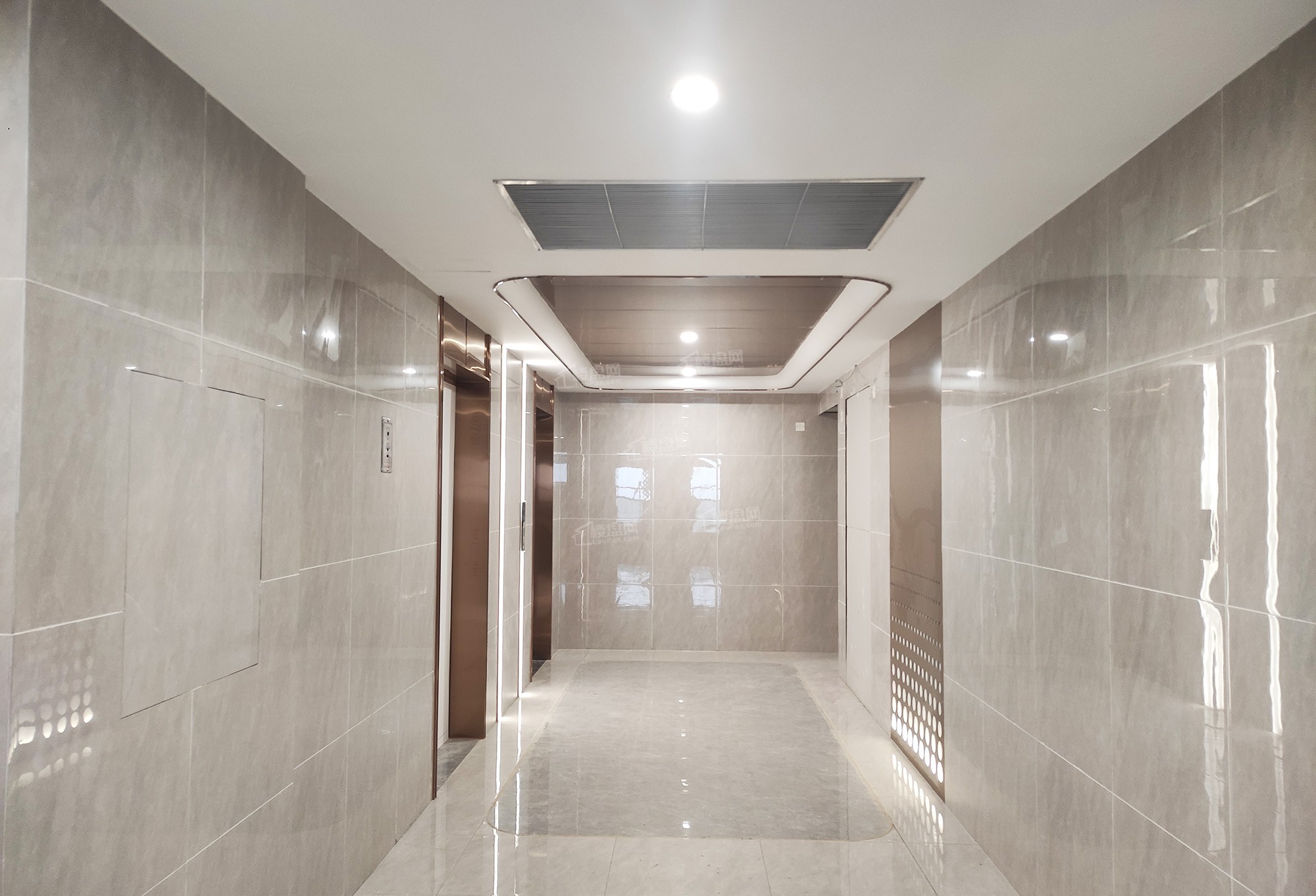 项目电梯口实景图(2021.12.25摄)