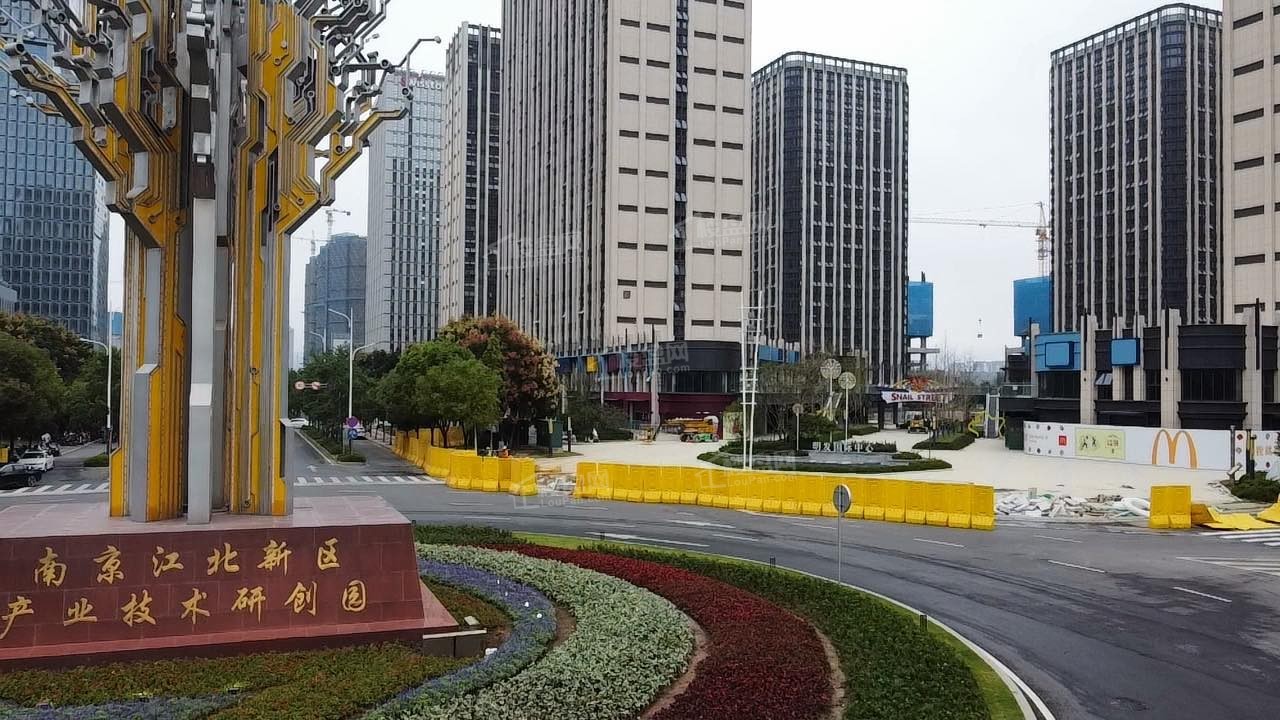 明发国际天荟位于江北新区核心区研创园北侧毗邻青奥体育公园绿水湾