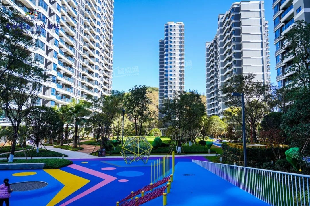 七彩云南古滇名城实景图